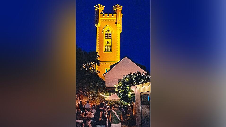 Feiern unter dem Stadtturm. Das geht in der Nacht zum Sonntag nicht nur im Biergarten des „ViP“ (Bild), sondern auch in den anderen Gaststätten im Stadtzentrum. Und sogar im Stangerl-Stodl am Dieberger Weg, in dem an zwei Tagen gefeiert wird. Feiern unter dem Stadtturm. Das geht in der Nacht zum Sonntag nicht nur im Biergarten des „ViP“ (Bild), sondern auch in den anderen Gaststätten im Stadtzentrum. Und sogar im Stangerl-Stodl am Dieberger Weg, in dem an zwei Tagen gefeiert wird.