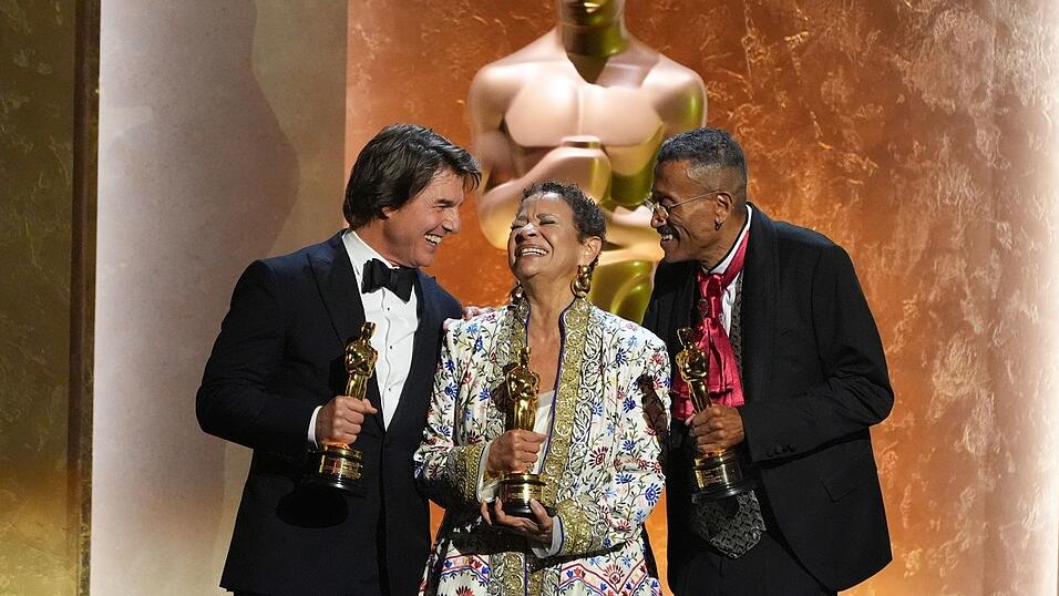 Tom Cruise (links), Debbie Allen und Wynn Thomas (rechts), Gewinner von Ehrenpreisen der Academy. Drei Ehren-Oscars und ein weiterer Sonderpreis wurden bei den 16. Governors Awards verliehen. Tom Cruise (links), Debbie Allen und Wynn Thomas (rechts), Gewinner von Ehrenpreisen der Academy. Drei Ehren-Oscars und ein weiterer Sonderpreis wurden bei den 16. Governors Awards verliehen.