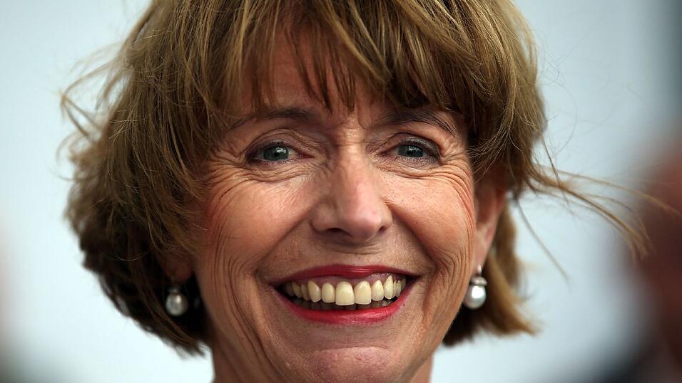 Die bei einem Messerangriff schwer verletzte Kölner Kommunalpolitikerin Henriette Reker hat die Intensivstation verlassen. Die bei einem Messerangriff schwer verletzte Kölner Kommunalpolitikerin Henriette Reker hat die Intensivstation verlassen.