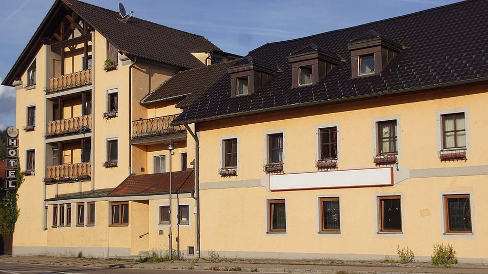Das ehemalige Hotel Rosenhof dient als Asylunterkunft. Das ehemalige Hotel Rosenhof dient als Asylunterkunft.