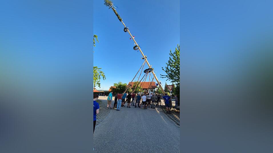 Nach zweitägiger Maibaumwache haben die Burschen und Männer aus Grießenbach mit ihrem Irxenschmoiz den Maibaum in die Höhe gehievt. Die Mädels haben für den Baumschmuck gesorgt und fleißig Kränze und Girlanden gebunden. Nach zweitägiger Maibaumwache haben die Burschen und Männer aus Grießenbach mit ihrem Irxenschmoiz den Maibaum in die Höhe gehievt. Die Mädels haben für den Baumschmuck gesorgt und fleißig Kränze und Girlanden gebunden.