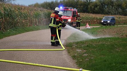 Die FFW Zinzendorf übernahm die Straßenseite des Zucht- und Mastbetriebs