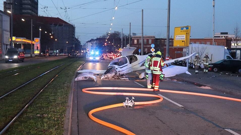 Das Flugzeug sei mitten auf der Fahrbahn zum Stehen gekommen, sagte eine Polizeisprecherin. Das Flugzeug sei mitten auf der Fahrbahn zum Stehen gekommen, sagte eine Polizeisprecherin.