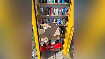 Entsorgte Kartons mit zweifelhaftem Inhalt, einfach in der Bücherzelle abgestellt.