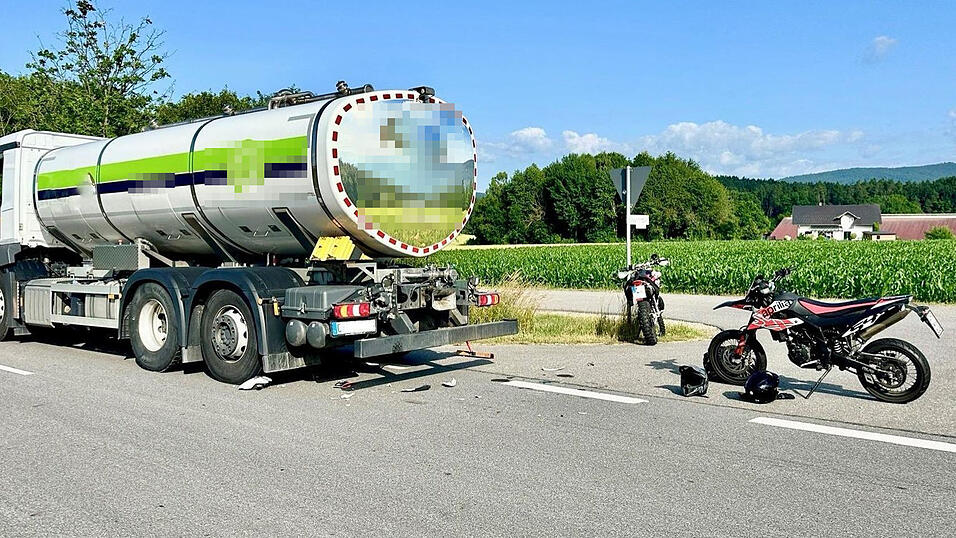 Die Unfallstelle nahe Faustendorf: Das Moped des 17-J&auml;hrigen lehnt nach dem Crash am Verkehrszeichen, rechts die Enduro seines Freundes, der unverletzt blieb.