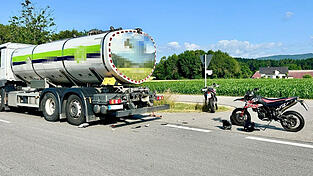 Die Unfallstelle nahe Faustendorf: Das Moped des 17-J&auml;hrigen lehnt nach dem Crash am Verkehrszeichen, rechts die Enduro seines Freundes, der unverletzt blieb.