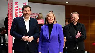 Kampf gegen Ungleichheit, ein starker Sozialstaat und der Lebensalltag der Menschen im Mittelpunkt - so soll nach Ansicht der SPD-Chefs, Lars Klingbeil (l.) und B&auml;rbel Bas, sozialdemokratische Politik aussehen. Generalsekret&auml;r Tim Kl&uuml;ssendorf stimmt die Partei auf die anstehenden Landtagswahlen ein.