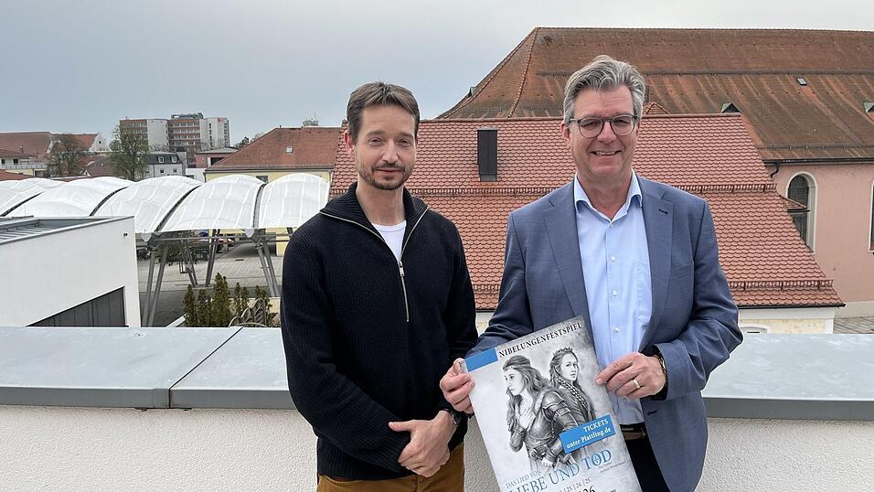Regisseur Andreas Wiedermann (li.) und B&uuml;rgermeister Hans Schmalhofer freuen sich auf die neue Fassung der Nibelungenfestspiele unterm Magdalenendach.