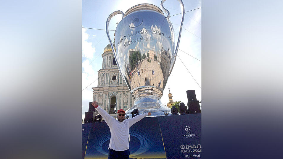 Am Ziel: Auch wenn seine Liverpooler das Finale um den größten Pokal im Vereinsfußball verloren haben, bleibt die Reise nach Kiew unvergessen. Am Ziel: Auch wenn seine Liverpooler das Finale um den größten Pokal im Vereinsfußball verloren haben, bleibt die Reise nach Kiew unvergessen.