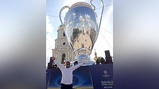Am Ziel: Auch wenn seine Liverpooler das Finale um den größten Pokal im Vereinsfußball verloren haben, bleibt die Reise nach Kiew unvergessen. Am Ziel: Auch wenn seine Liverpooler das Finale um den größten Pokal im Vereinsfußball verloren haben, bleibt die Reise nach Kiew unvergessen.