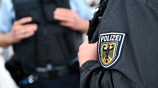 Die Bundespolizei kontrolliert den Flixbus. (Symbolbild) Die Bundespolizei kontrolliert den Flixbus. (Symbolbild)