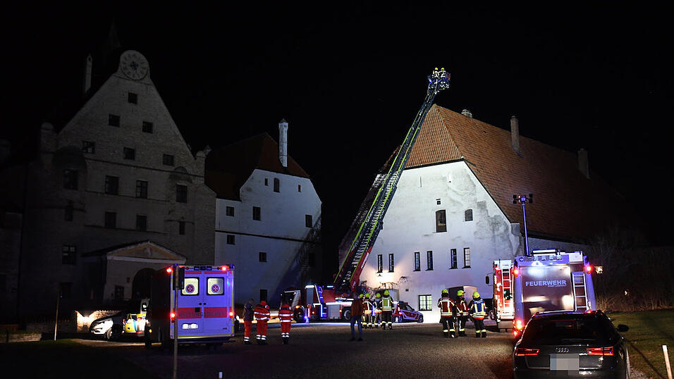 Die Landshuter Feuerwehr musste am Freitagabend zur Burg Trausnitz ausrücken. Die Landshuter Feuerwehr musste am Freitagabend zur Burg Trausnitz ausrücken.