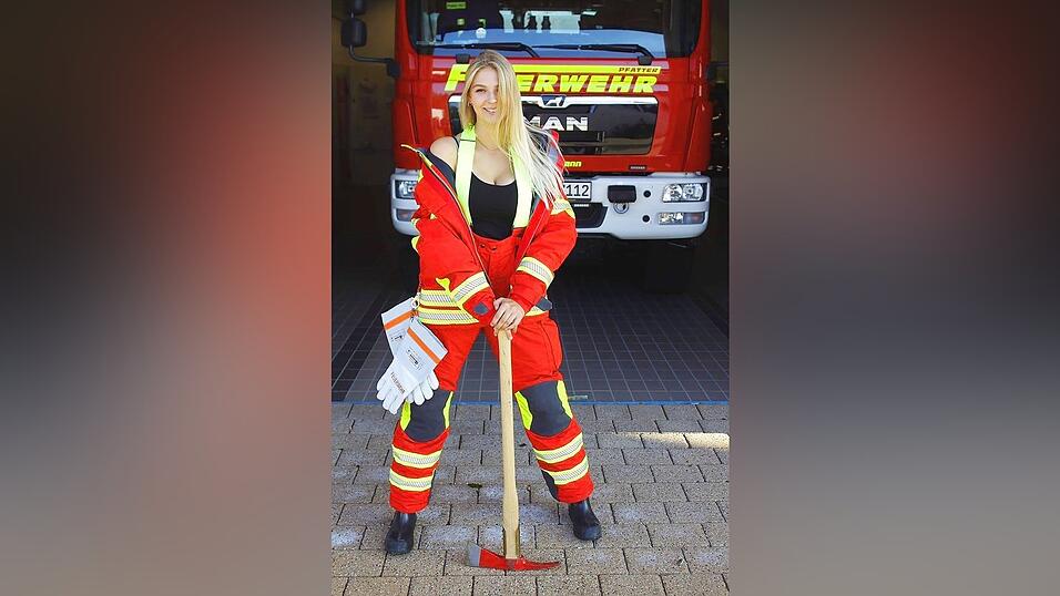 Im Feuerwehr-Outfit macht Celina eine tolle Figur. Die Bilder vom Spontan-Shooting in der Feuerwache wurden bei Instagram zigtausendfach geklickt. Im Feuerwehr-Outfit macht Celina eine tolle Figur. Die Bilder vom Spontan-Shooting in der Feuerwache wurden bei Instagram zigtausendfach geklickt.