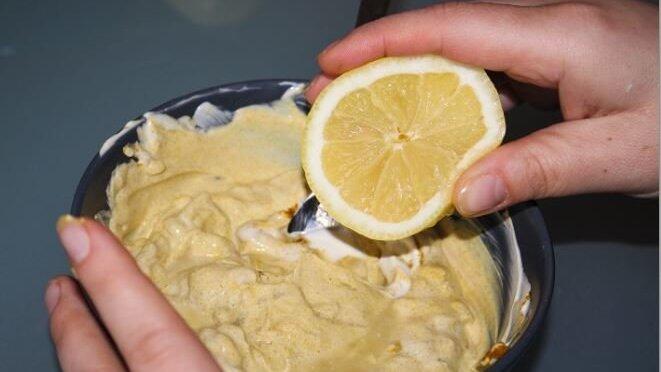 Schmand, Quark und Zitronensaft unterrühren. Schmand, Quark und Zitronensaft unterrühren.