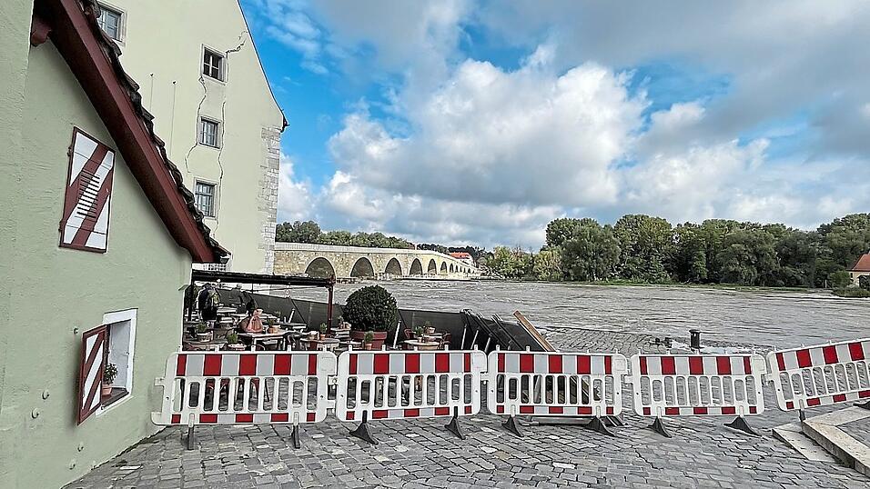 Die Wurstkuchl war am Mittwoch nur noch von einer Seite her zugänglich. Die Stadt hatte das historische Gebäude vorsorglich eingefriedet. Die Wurstkuchl war am Mittwoch nur noch von einer Seite her zugänglich. Die Stadt hatte das historische Gebäude vorsorglich eingefriedet.