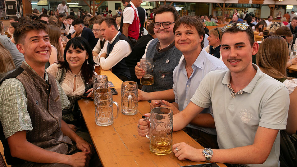 Die Partybilder vom Montag,11. August, aus dem Festzelt Nothaft. Die Partybilder vom Montag,11. August, aus dem Festzelt Nothaft.