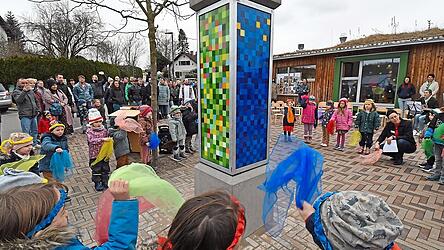Mit einem Lied über die Farben des Lebens nahmen die Kinder des Naturkinderhauses das neue Kunstwerk auf dem Vorplatz in Empfang. Mit einem Lied über die Farben des Lebens nahmen die Kinder des Naturkinderhauses das neue Kunstwerk auf dem Vorplatz in Empfang.