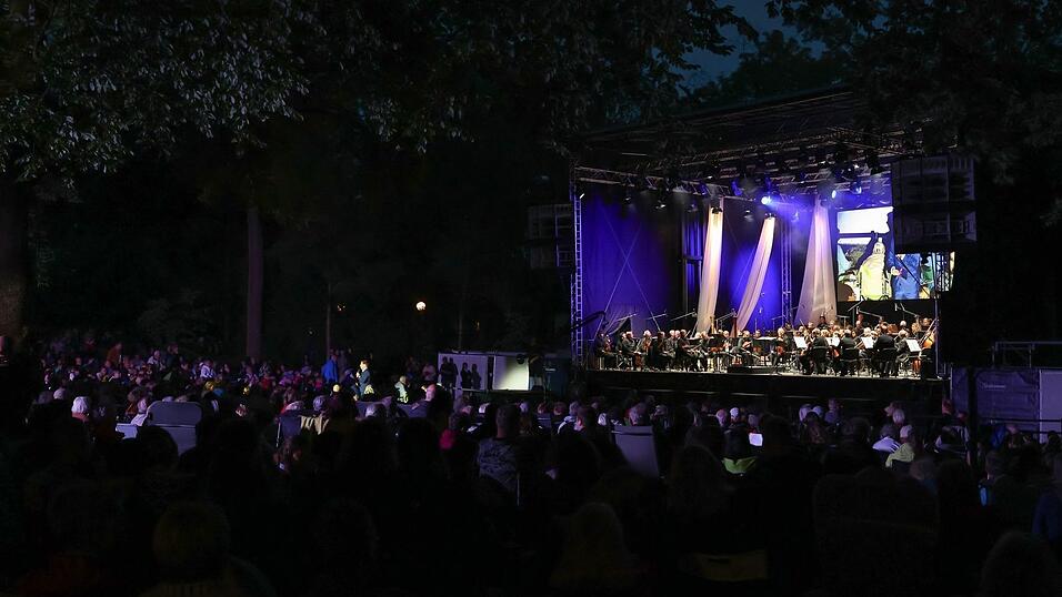 Tausende trafen sich zu Wagners Musik im Festspielpark. Tausende trafen sich zu Wagners Musik im Festspielpark.
