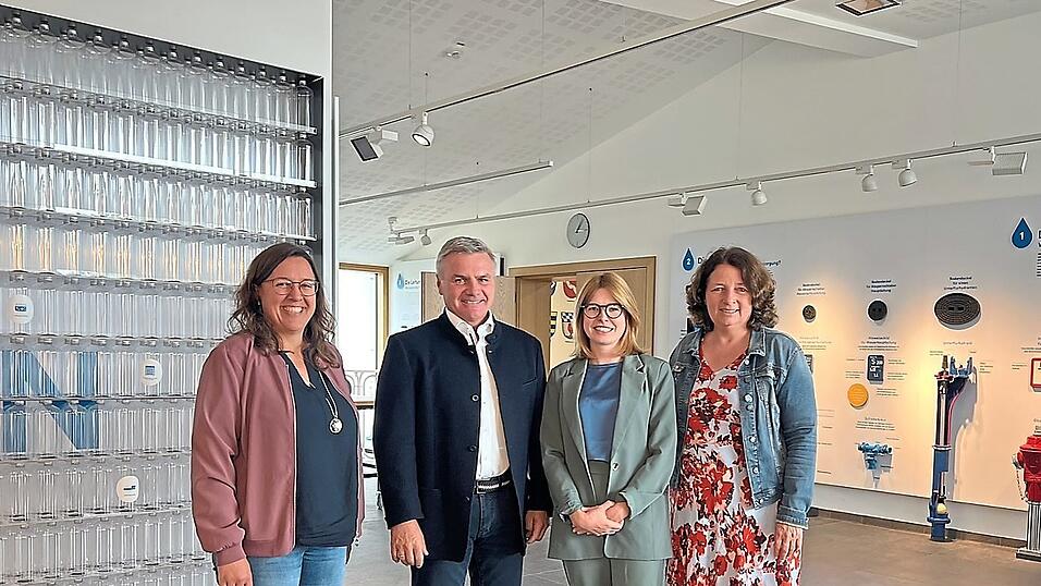Marlene Schönberger und Ruth Müller tauschten sich mit dem neuen Vorsitzenden des Wasserzweckverbandes Peter Dreier aus Marlene Schönberger und Ruth Müller tauschten sich mit dem neuen Vorsitzenden des Wasserzweckverbandes Peter Dreier aus