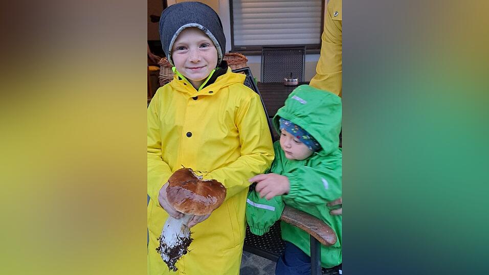 Oskar (grün) und Valentin (gelb) freuen sich über ihren Sonntagsfund in der Nähe von Roding. Oskar (grün) und Valentin (gelb) freuen sich über ihren Sonntagsfund in der Nähe von Roding.