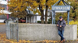 Franz Bauer vor seiner ehemaligen Wirkungsstätte, dem Gymnasium Landau. Franz Bauer vor seiner ehemaligen Wirkungsstätte, dem Gymnasium Landau.