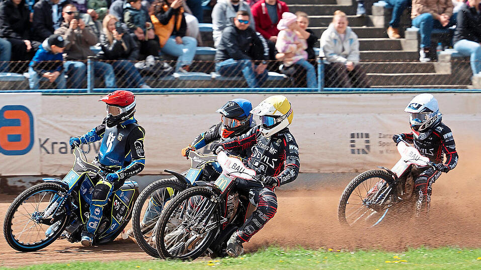 Der Mann f&uuml;rs Binnenklima - und f&uuml;r ganz wichtige Punkte: &bdquo;Teufelskerl&ldquo; Leon Flint (gelber Helm&uuml;berzug) verbuchte in Krakau als U 24-Pilot drei Laufsiege und insgesamt zw&ouml;lf Z&auml;hler. Damit avancierte der Brite zum Topscorer im Landshuter Team. Sein Mannschaftskollege Mario H&auml;usl (wei&szlig;) gewann das U 21-Duell und bretterte in einem weiteren Rennen auf Position zwei.