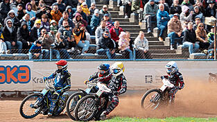 Der Mann f&uuml;rs Binnenklima - und f&uuml;r ganz wichtige Punkte: &bdquo;Teufelskerl&ldquo; Leon Flint (gelber Helm&uuml;berzug) verbuchte in Krakau als U 24-Pilot drei Laufsiege und insgesamt zw&ouml;lf Z&auml;hler. Damit avancierte der Brite zum Topscorer im Landshuter Team. Sein Mannschaftskollege Mario H&auml;usl (wei&szlig;) gewann das U 21-Duell und bretterte in einem weiteren Rennen auf Position zwei.