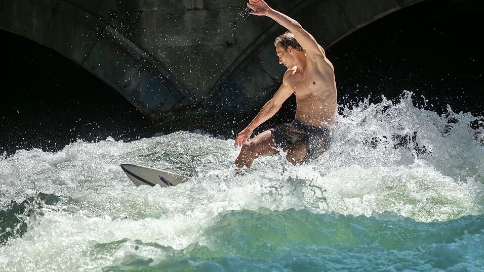 Surfen an der Eisbachwelle ist wieder einmal nicht möglich - Grund sind Arbeiten wegen Manipulationen an einem Wehr. (Archivbild) Surfen an der Eisbachwelle ist wieder einmal nicht möglich - Grund sind Arbeiten wegen Manipulationen an einem Wehr. (Archivbild)