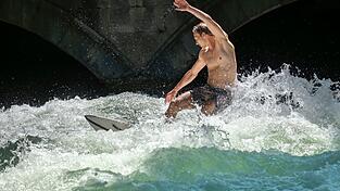 Surfen an der Eisbachwelle ist wieder einmal nicht möglich - Grund sind Arbeiten wegen Manipulationen an einem Wehr. (Archivbild) Surfen an der Eisbachwelle ist wieder einmal nicht möglich - Grund sind Arbeiten wegen Manipulationen an einem Wehr. (Archivbild)