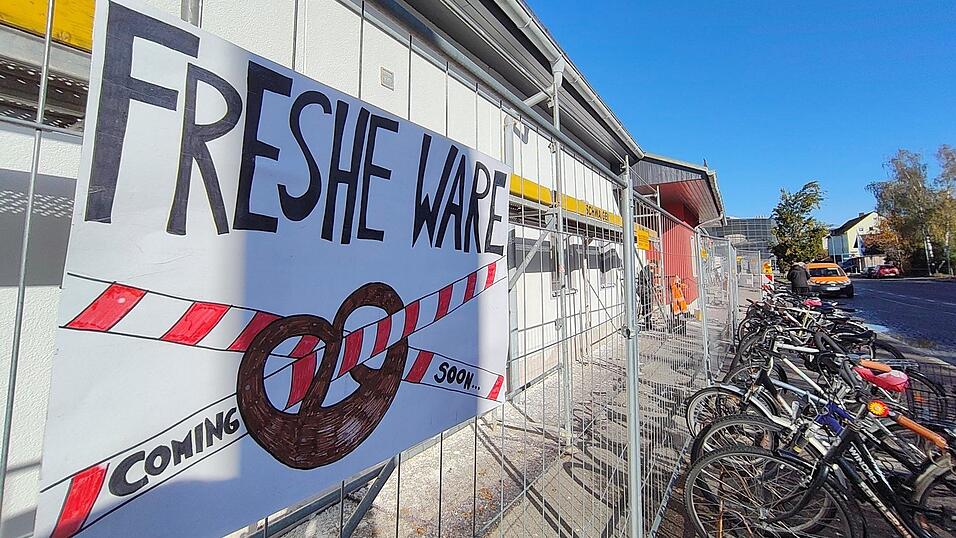 Am Bauzaun deutet ein Poster schon auf die baldige Eröffnung des Kiosks hin. Am Bauzaun deutet ein Poster schon auf die baldige Eröffnung des Kiosks hin.