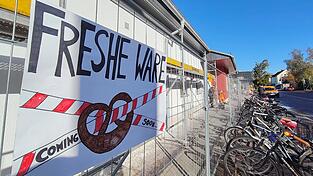 Am Bauzaun deutet ein Poster schon auf die baldige Er&ouml;ffnung des Kiosks hin.