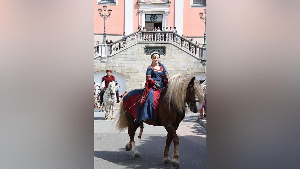 Die schönsten Augenblicke des historischen Drachenstich-Festzuges 2016. Die schönsten Augenblicke des historischen Drachenstich-Festzuges 2016.