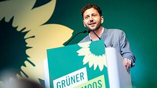 Der Bundesvorsitzende der Grünen, Felix Banaszak, bezeichnete die schwarz-rote Koalition erneut als „Wurst“-Koalition.