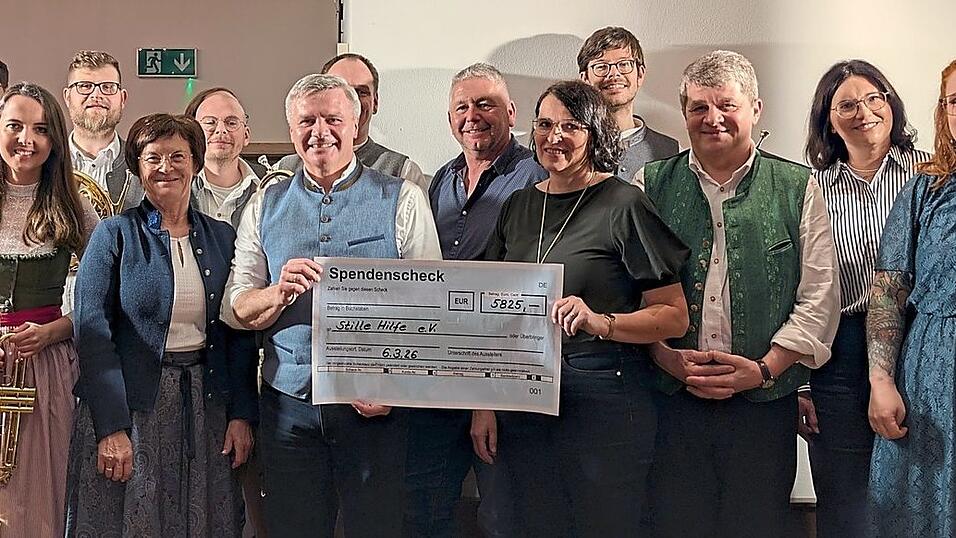 Die Mitwirkenden des gro&szlig;en Benefizabends mit Landrat Peter Dreier und seiner Frau - die sich sehr &uuml;ber die Spende f&uuml;r die Stille Hilfe freuten.