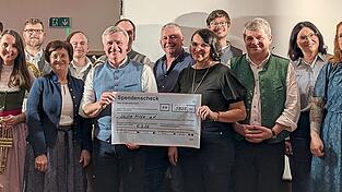 Die Mitwirkenden des gro&szlig;en Benefizabends mit Landrat Peter Dreier und seiner Frau - die sich sehr &uuml;ber die Spende f&uuml;r die Stille Hilfe freuten.