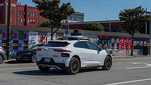 Zun&auml;chst waren fahrerlose Waymo-Robotaxis vor allem in sonnigen Gegenden wie San Francisco unterwegs. (Archivbild)