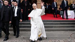 Papst Leo XIV. ist nach vier Tagen in Frankreich zur&uuml;ck in Rom.