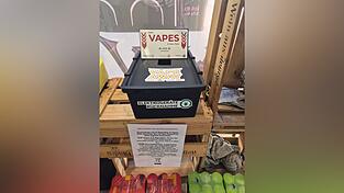 Weg damit: Hier verschwindet der treue Begleiter nach etwa 600 bis 800 Zügen. Nächstes Jahr sollen Einweg-Vapes verboten werden. Weg damit: Hier verschwindet der treue Begleiter nach etwa 600 bis 800 Zügen. Nächstes Jahr sollen Einweg-Vapes verboten werden.