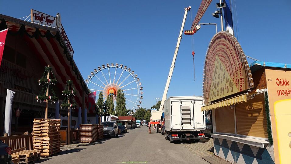 Acht Tage vor Beginn des Gäubodenvolksfestes laufen die Aufbauarbeiten am Festplatz Am Hagen auf Hochtouren. Acht Tage vor Beginn des Gäubodenvolksfestes laufen die Aufbauarbeiten am Festplatz Am Hagen auf Hochtouren.