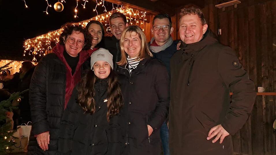 MdL Petra Loibl (v.l.), Astrid Kantner vom Haus Anna (M.) und B&uuml;rgermeister Josef Beham folgten der Einladung von Laura und Familie Einhellig.