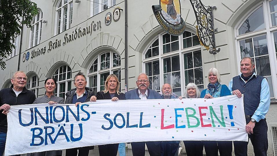 Sie wollen das Unionsbräu wieder als Ort für Kultur und Gastronomie in Haidhausen: v. li.: Rupert Pfliegl, Hatun Tolun, Stofferl Well, Wiggerl Hagn (5. v. li.), Herrmann Wilhelm vom Haidhausen Museum und BA Haidhausen (6. v. li.) und Markus Wagner (ganz rechts). Sie wollen das Unionsbräu wieder als Ort für Kultur und Gastronomie in Haidhausen: v. li.: Rupert Pfliegl, Hatun Tolun, Stofferl Well, Wiggerl Hagn (5. v. li.), Herrmann Wilhelm vom Haidhausen Museum und BA Haidhausen (6. v. li.) und Markus Wagner (ganz rechts).