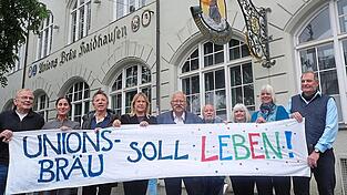 Sie wollen das Unionsbräu wieder als Ort für Kultur und Gastronomie in Haidhausen: v. li.: Rupert Pfliegl, Hatun Tolun, Stofferl Well, Wiggerl Hagn (5. v. li.), Herrmann Wilhelm vom Haidhausen Museum und BA Haidhausen (6. v. li.) und Markus Wagner (ganz rechts). Sie wollen das Unionsbräu wieder als Ort für Kultur und Gastronomie in Haidhausen: v. li.: Rupert Pfliegl, Hatun Tolun, Stofferl Well, Wiggerl Hagn (5. v. li.), Herrmann Wilhelm vom Haidhausen Museum und BA Haidhausen (6. v. li.) und Markus Wagner (ganz rechts).