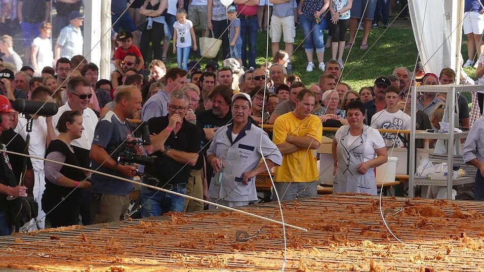 Hunderte freiwillige Helfer haben angepackt und zusammen mit den beiden Initiatoren Werner Biersack und Rudi Dietl das XXL-Schnitzel vorbereitet und gebraten. Das Spektakel vor einem Jahr lockte Tausende Besucher nach Mengkofen.