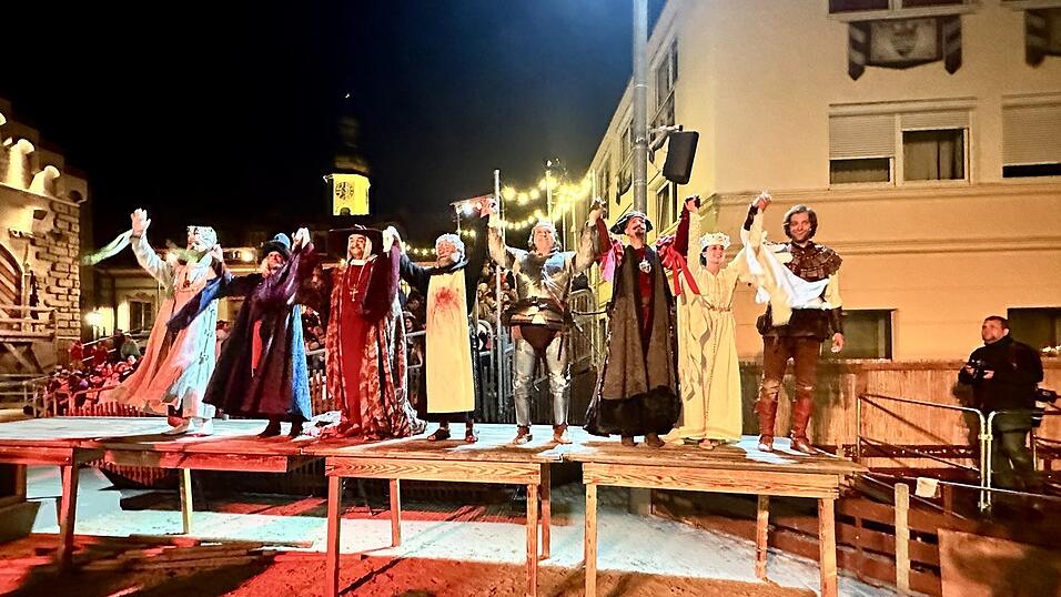 Eindr&uuml;cke von der Gruppe 'blau', die am Freitagabend die Drachenstich-Premiere gespielt hat.