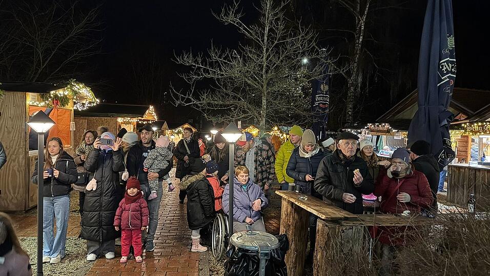 Viele Besucher waren zur Er&ouml;ffnung des Blossersberger Weihnachtsmarktes am Freitagabend gekommen.