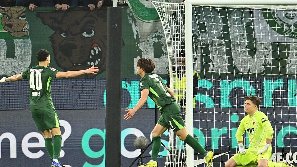 Kurze Hoffnung f&uuml;r Wolfsburg: Kento Shiogai (M) jubelt &uuml;ber sein 2:1
