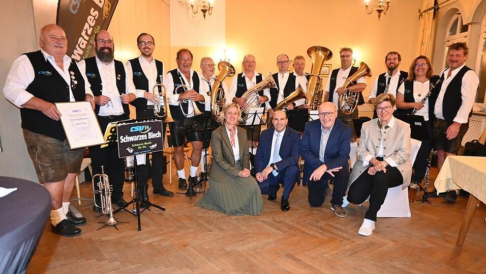 Auf dem Bild v.l. Alt-Drigent Heinz Pickel und sein Nachfolger Sebastian Langwieser, die Musiker vom Schwarzen Blech und kniend v.l. MdL Petra Högl, MdB Florian Oßner, ehemaliger Landrat Martin Neumeyer und Bezirksrätin Hannelore Langwieser. Auf dem Bild v.l. Alt-Drigent Heinz Pickel und sein Nachfolger Sebastian Langwieser, die Musiker vom Schwarzen Blech und kniend v.l. MdL Petra Högl, MdB Florian Oßner, ehemaliger Landrat Martin Neumeyer und Bezirksrätin Hannelore Langwieser.