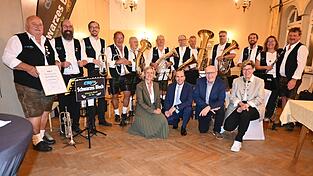 Auf dem Bild v.l. Alt-Drigent Heinz Pickel und sein Nachfolger Sebastian Langwieser, die Musiker vom Schwarzen Blech und kniend v.l. MdL Petra H&ouml;gl, MdB Florian O&szlig;ner, ehemaliger Landrat Martin Neumeyer und&nbsp;Bezirksr&auml;tin Hannelore Langwieser.