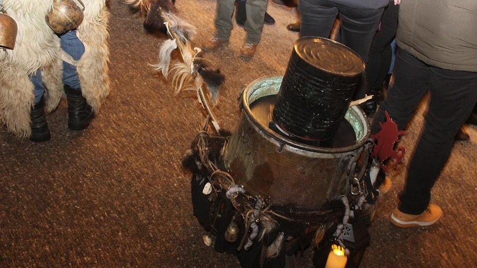 Die Perchtengruppe 'Frisinger Fratz'n' trat am Mittwochabend auf dem Landshuter Christkindlmarkt auf. Die Perchtengruppe 'Frisinger Fratz'n' trat am Mittwochabend auf dem Landshuter Christkindlmarkt auf.