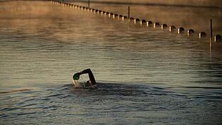 Zug um Zug voran: Schwimmen ist ein perfekter Ausdauersport. Zug um Zug voran: Schwimmen ist ein perfekter Ausdauersport.